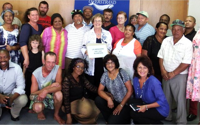 â€˜n Deel van die trotse huiseienaars wat hul Transportaktes ontvang het, met raadsdame Nicolette Botha-Guthrie in die middel